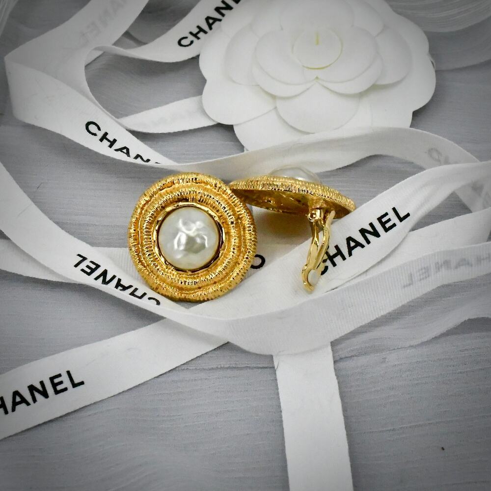 Authentic Vintage Chanel 2461 Faux Mabe Pearl Gold-Plated Clip-On Earrings 35mm